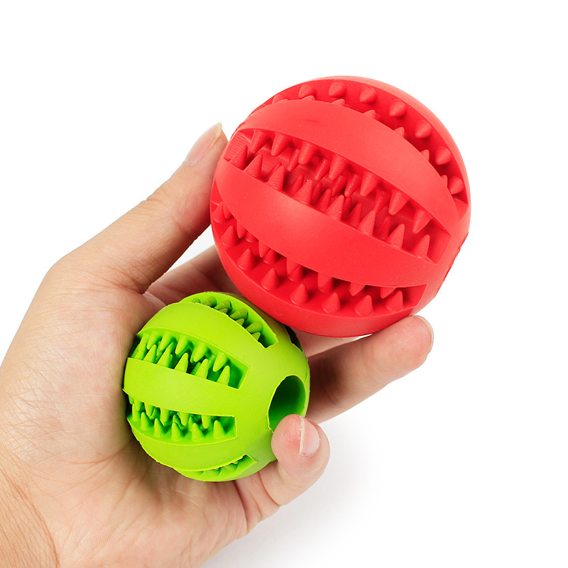 ペット用犬用ゴム製噛むおもちゃボール。おやつを出す機能付き。 - Rubber Treat Dispensing Dog Toy のレビューと価格
