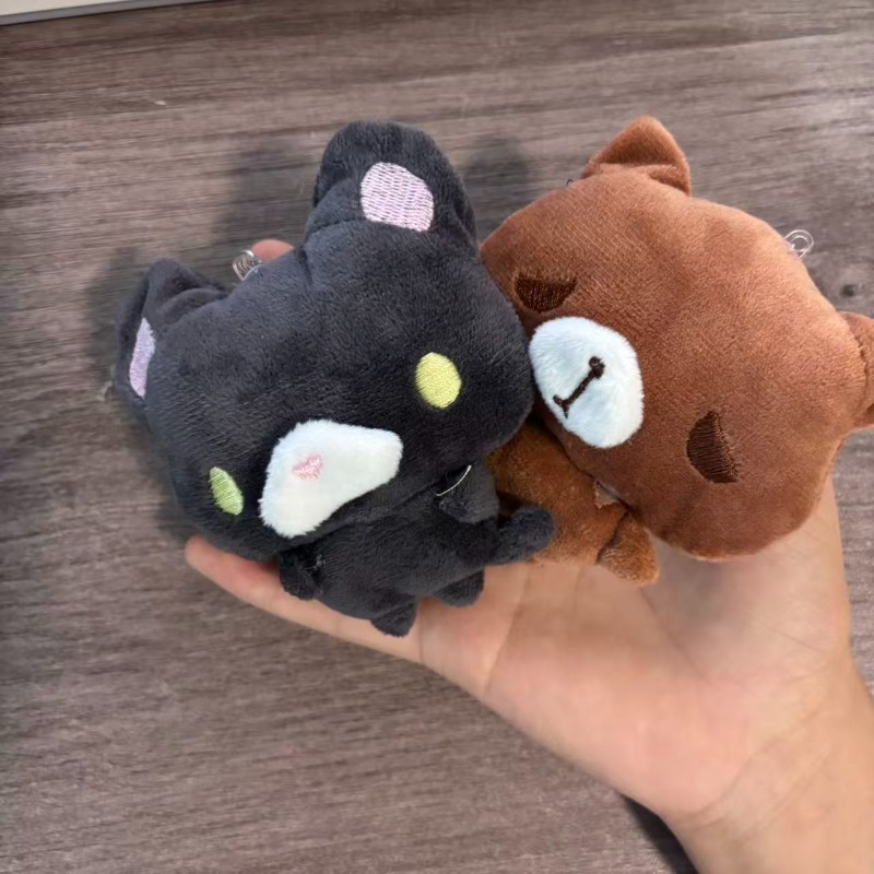 愛らしい茶色のクマと小さな黒猫のぬいぐるみペンダント、漫画風 - Cat Toys のレビューと価格